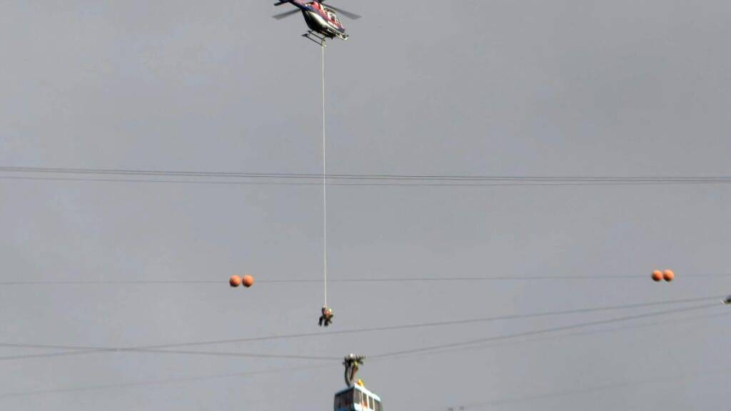 ARCHIV - Insassen der Dornbirner Karrenseilbahn werden von einem Hubschrauber aus der Gondel gerettet. Foto: Maurice Shourot/APA/dpa