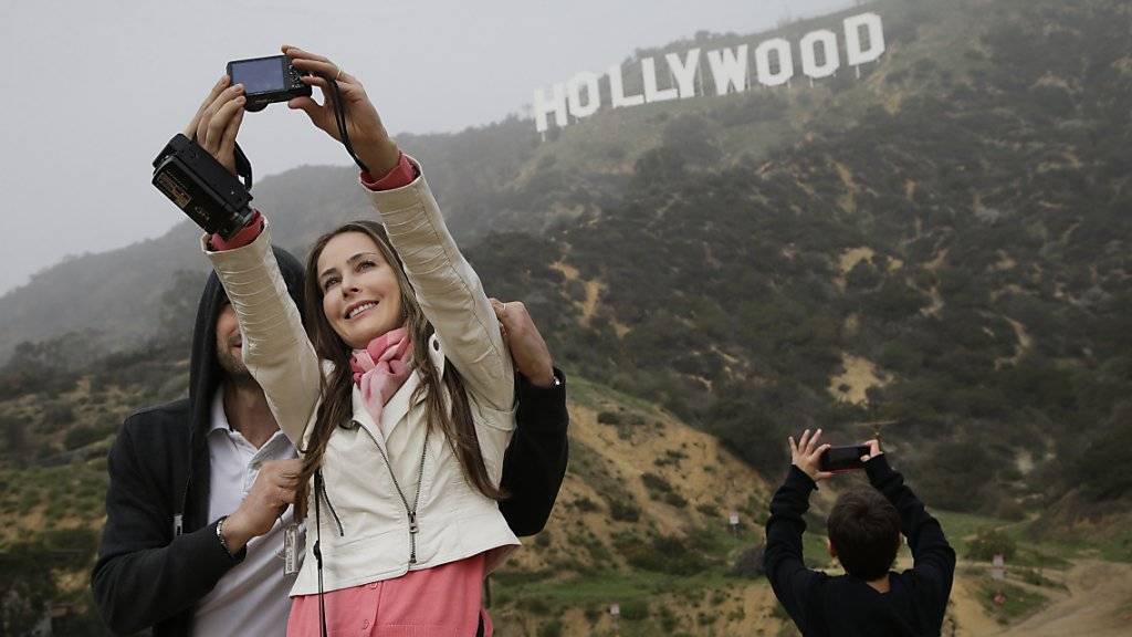 Der 13 Meter hohe «Hollywood»-Schriftzug in den Hügeln oberhalb von Los Angeles ist ein beliebtes Fotosujet bei Touristen. (Archivbild)