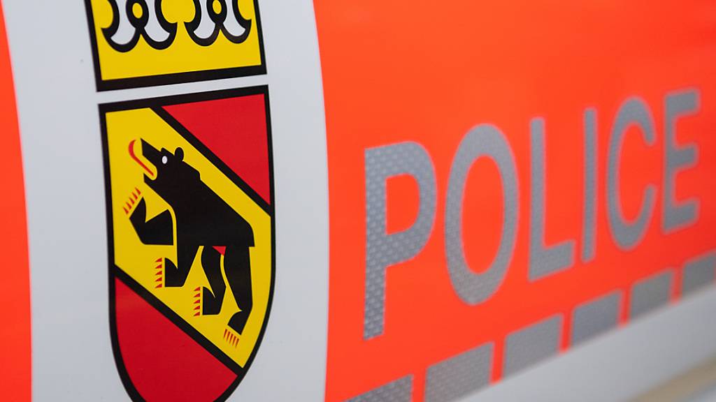 Die Berner Kantonspolizei sucht nach mutmasslich zwei Personen, die in Gampelen einen Geldautomaten gesprengt haben. (Symbolbild)
