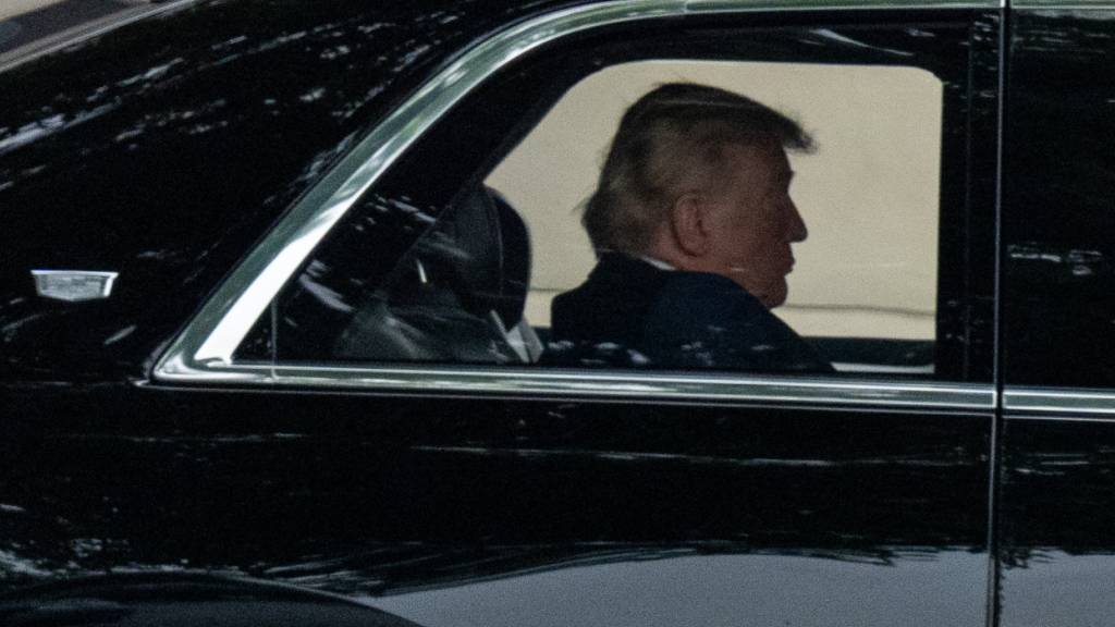 dpatopbilder - Donald Trump, Präsident der USA, verlässt das Walter Reed National Military Medical Center. Foto: Alex Brandon/AP/dpa