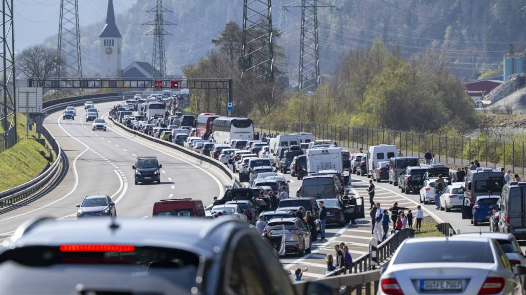 Alle Jahre wieder: Oster-Blechlawine im Kanton Uri vor dem Gotthardtunnel zwischen Altdorf  und Göschenen in Richtung Süden.