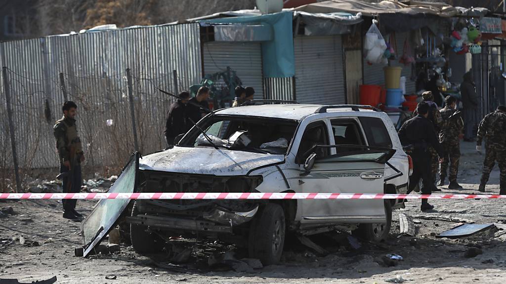 Afghanische Sicherheitskräfte inspizieren den Tatort eines Bombenanschlags. Der stellvertretende Gouverneur der Provinz Kabul, Mohibi, ist bei dem Bombenanschlag getötet worden. Foto: Rahmat Gul/AP/dpa