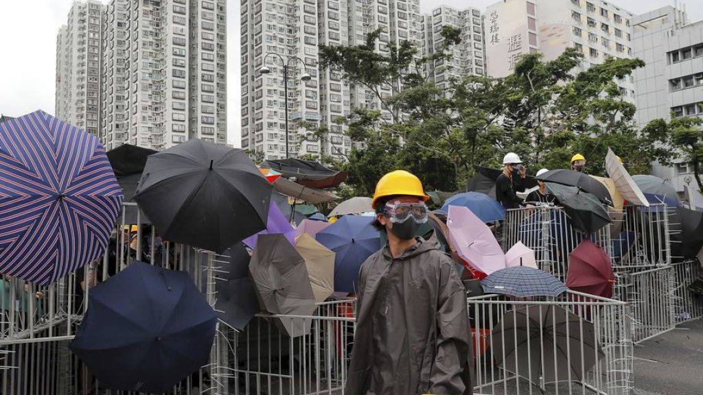Die Demonstranten blockieren eine Strasse im Honkonger Distrikt Sha Tin.