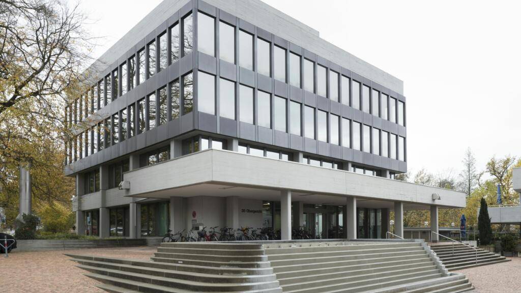 Das Aargauer Verwaltungsgericht hiess eine Beschwerde des Vierfachmörders von Rupperswil teilweise gut. Die Abklärungen für eine freiwillige Therapie im Gefängnis müssen weitergeführt werden. (Archivbild)