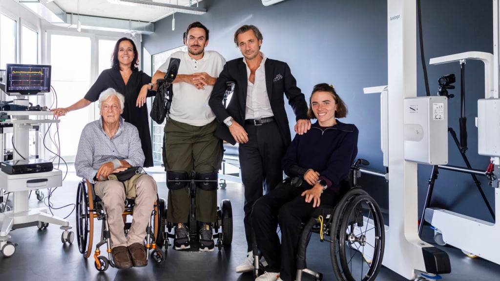 Die beiden Patienten Daniel und Julie (im Rollstuhl) berichten von einer grossen Erleichterung durch das neue Implantat.