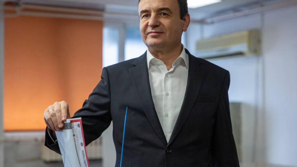 Albin Kurti, amtierender Premierminister des Kosovo und Vorsitzender der politischen Partei VeteVendosje, gibt in der kosovarischen Hauptstadt seine Stimme ab. Zum zweiten Mal in diesem Jahr sind die Bürger des erst seit 2008 unabhängigen Landes zu den Wahlurnen gerufen. Foto: Visar Kryeziu/AP/dpa