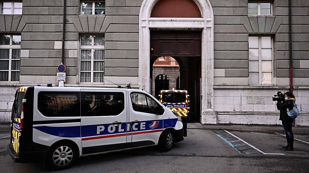 Polizeiautos fahren am Gerichtsgebäude in Chambéry vor, wo dem Angeklagten Nordahl Lelandais wegen des Mordes an einem französischen Soldaten der Prozess gemacht wird. Foto: Jeff Pachoud/AFP/dpa