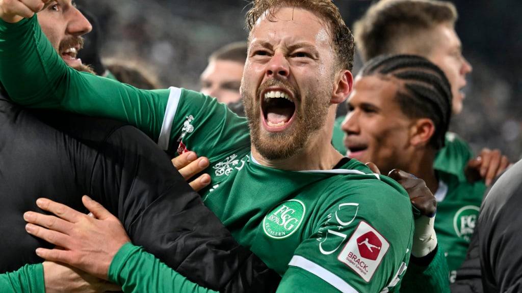 Groser Jubel bei Siegtorschütze Carlo Boukhalfa