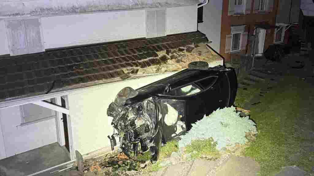 Wie durch ein Wunder erlitt der Fahrer bei dem Unfall nur leichte Verletzungen.