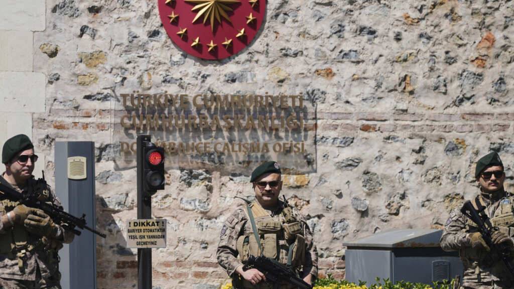 Türkische Sicherheitskräfte stehen vor dem Dolmabahce-Palast, wo Gespräche zwischen russischen und ukrainischen Delegationen erwartet werden. Foto: Dilara Acikgoz/AP/dpa