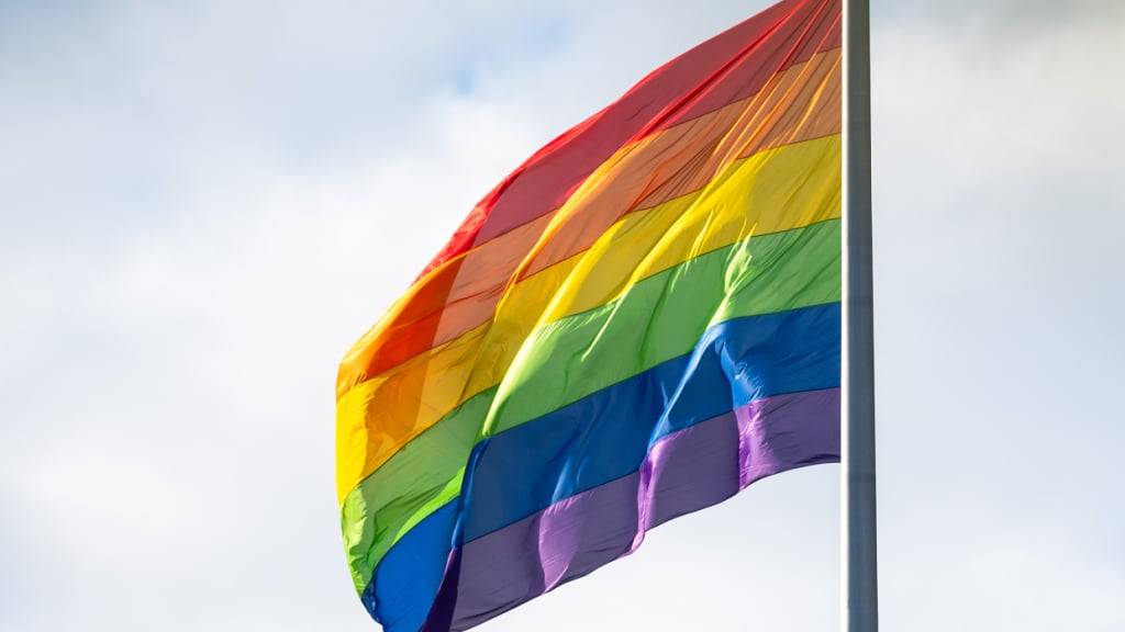 ARCHIV - Zum Internationalen Tag gegen Homo-, Bi-, Inter- und Transphobie weht eine Regenbogenflagge auf dem Reichstagsgebäude in Berlin. Das westafrikanische Burkina Faso hat ein Gesetz zum Verbot von Homosexualität verabschiedet. Foto: Christophe Gateau/dpa