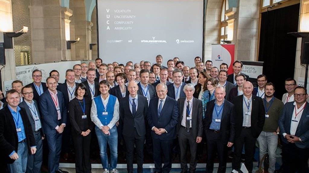 Bundespräsident Johann Schneider-Ammann (Mitte) und rund fünfzig Führungskräfte aus Wirtschaft und Wissenschaft verabschiedeten am Dienstag in Bern ein digitales Manifest.