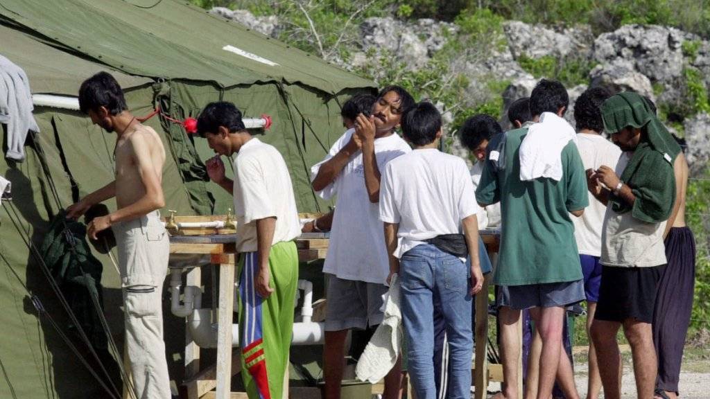 Männer im australischen Flüchtlingslager auf der Insel Nauru: Die USA haben sich bereit erklärt, hunderte von ihnen aufzunehmen. (Archivbild)