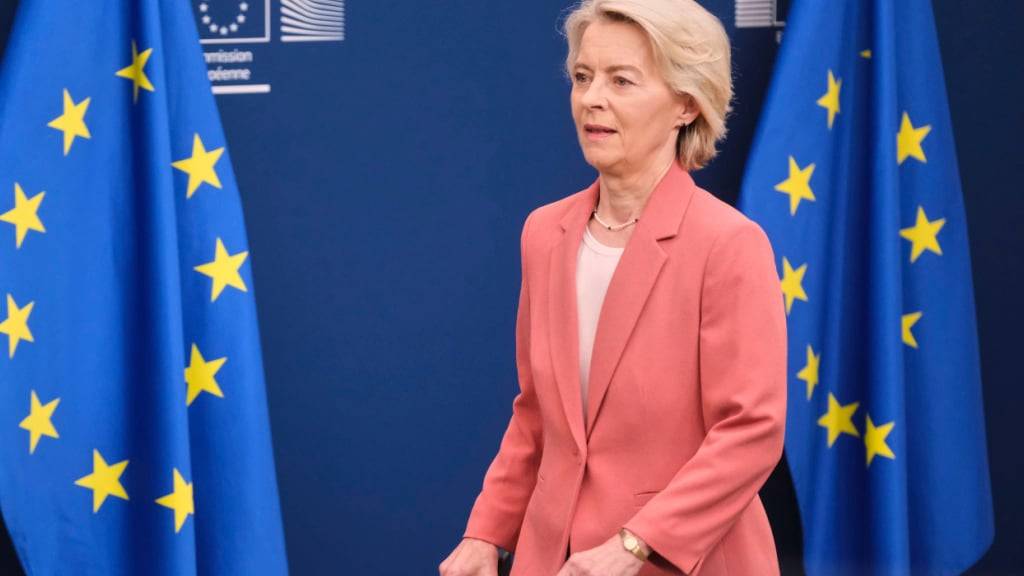 ARCHIV - Die Präsidentin der Europäischen Kommission, Ursula von der Leyen, kommt im EU-Hauptquartier zu einem Pressestatement nach dem Einschlag von russischen Raketen in unmittelbarer Nähe der EU-Vertretung in Kiew (Ukraine) eine Erklärung. Foto: Uncredited/AP/dpa