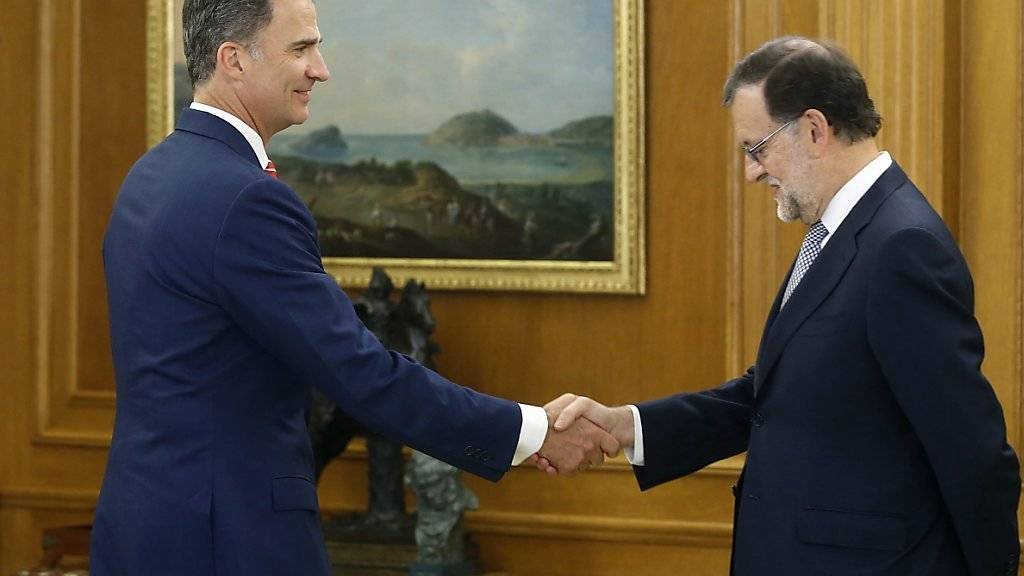 Der spanische König Felipe (links) hat dem geschäftsführenden Ministerpräsidenten Rajoy (rechts) den Auftrag zur Regierungsbildung gegeben.