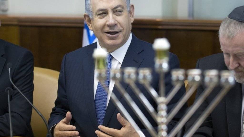 Premierminister Benjamin Netanjahu letzten Sonntag bei der Kabinettssitzung hinter einem Chanukka-Leuchter. Bei einer Chanukka-Feier am Mittwoch im Amtssitz wurden zwei Gäste durch Hundebisse leicht verletzt (Archiv).