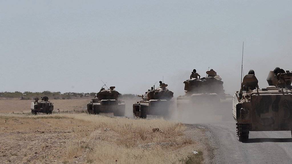 Türkische Panzer an der türkisch-syrischen Grenze. Türkischer Artilleriebeschuss forderte am Mittwochabend mehrere auch zivile Opfer. (Archiv)