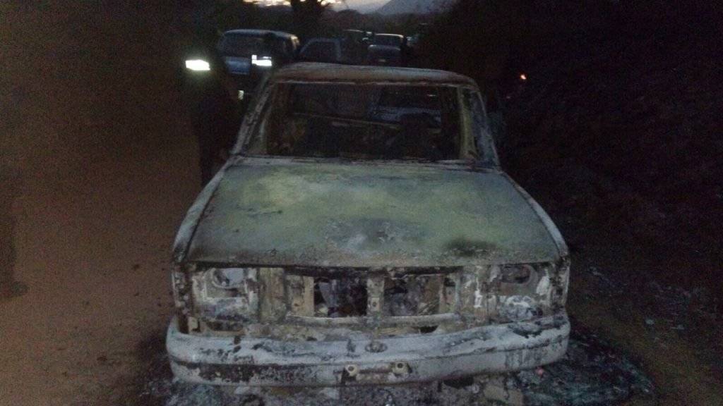 Ein ausgebranntes Auto am mexikanischen Ort, wo bis zu 17 Menschen einer Hochzeitsgesellschaft entführt worden sind.