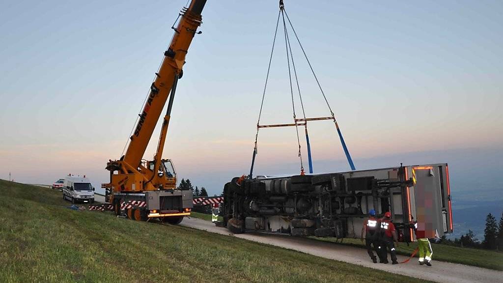 Auf dem Solothurner Hausberg Weissenstein ist am Freitag ein 15 Tonnen schwerer Lastwagen umgekippt. Der Lenker wurde leicht verletzt. Der Lastwagen musste mit Hilfe eines Krans geborgen werden.