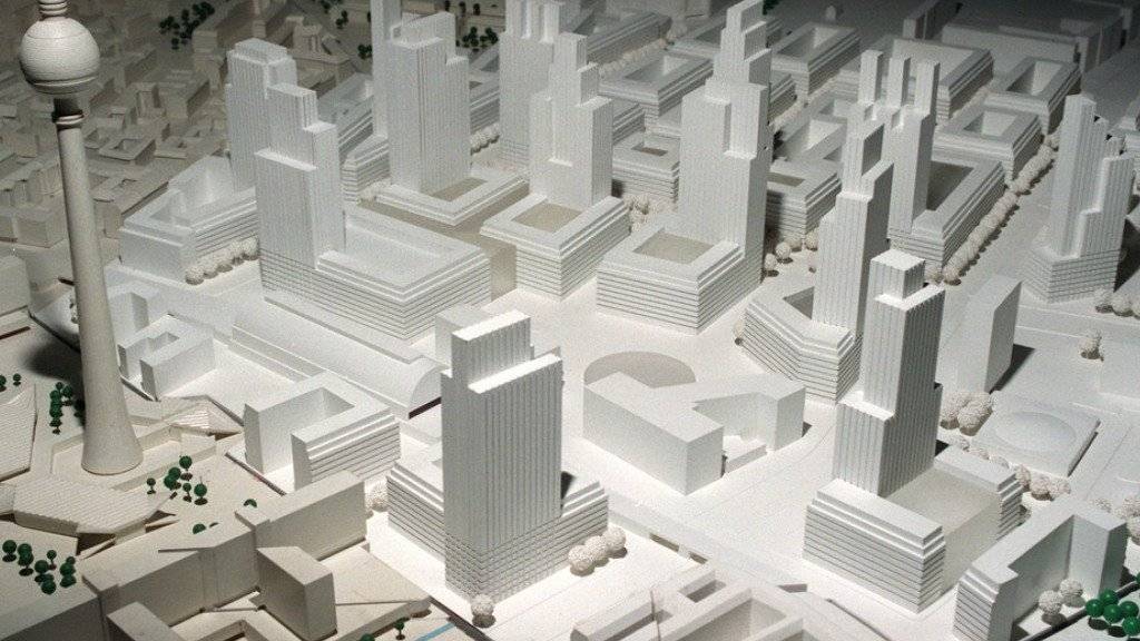 Das Foto eines Modells vom Oktober 1993 zeigt den Entwurf des Architekten Hans Kollhoff für die Neugestaltung des Alexanderplatzes in Berlin. (Archiv)
