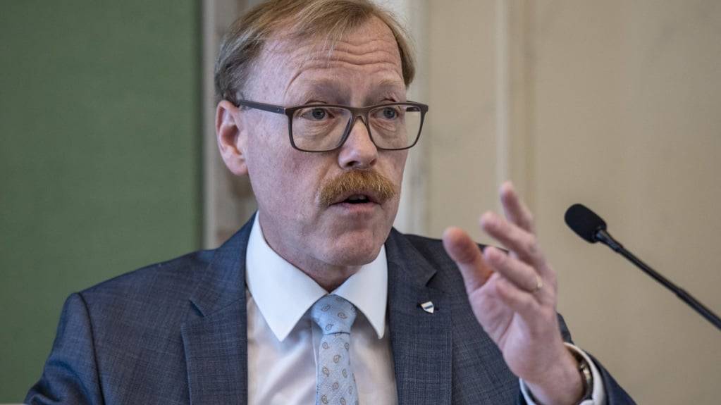 Der Zuger Regierungsrat Andreas Hostettler (FDP) lehnte eine Reduktion der Asylsozialhilfe für vorläufig Aufgenommene Ausländerinnen und Ausländer im Kantonsrat ab. (Archivbild)