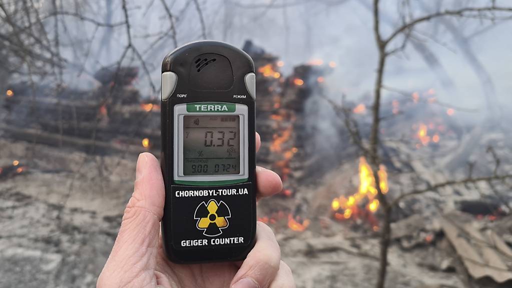 Die Ukraine verstärkt den Kampf gegen die Flammen in den radioaktiv belasteten Wäldern in der Sperrzone um das 1986 havarierte Atomkraftwerk Tschernobyl.