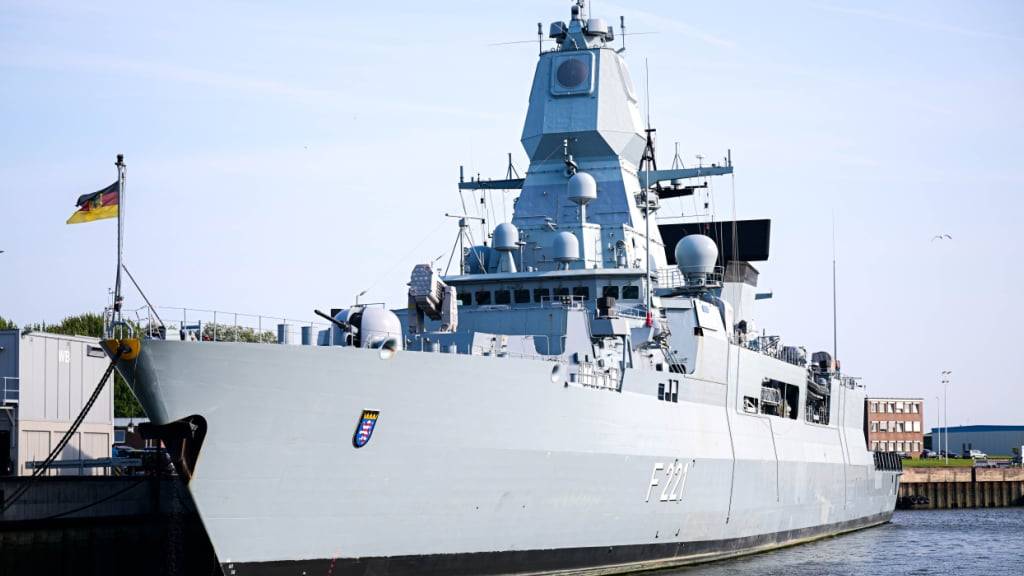 ARCHIV - Die Fregatte «Hessen» liegt im Hafen des Marinestützpunktes Wilhelmshaven. Vom Februar bis April 2024 war sie im Rahmen von EUNAVFOR (European Naval Force) Aspides im Roten Meer im Einsatz. Foto: Sina Schuldt/dpa