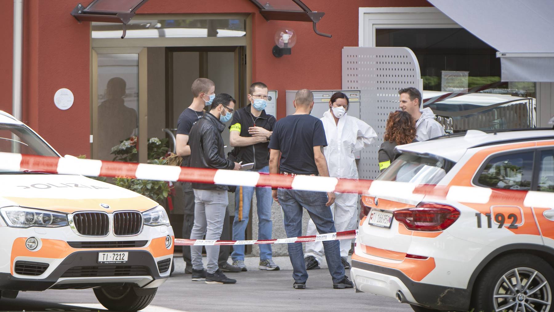 Die Polizei und Forensiker bei einem Restaurant am Rande der Piazza Grande von Giubiasco, wo eine Schiesserei mit drei Toten stattfand.