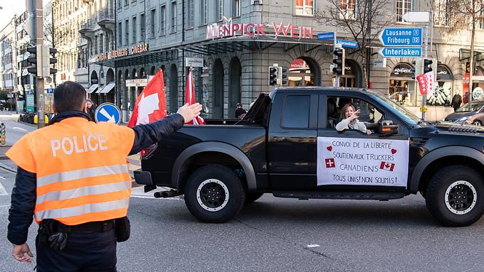 Polizei sperrt Bundesplatz wegen Auto- und Lastwagendemo