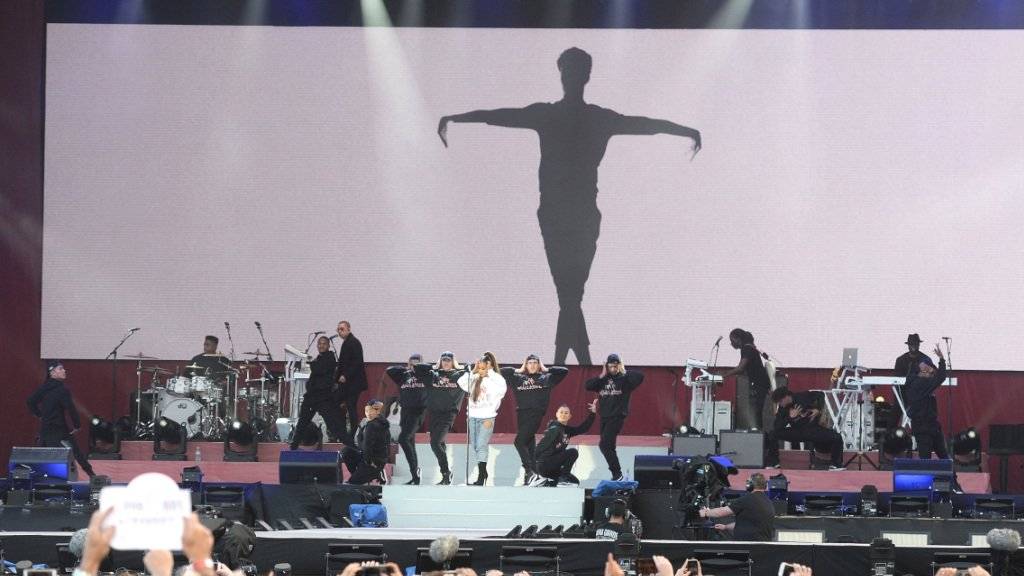 US-Sängerin Ariana Grande (in der weissen Jacke) am Benefizkonzert in Manchester.