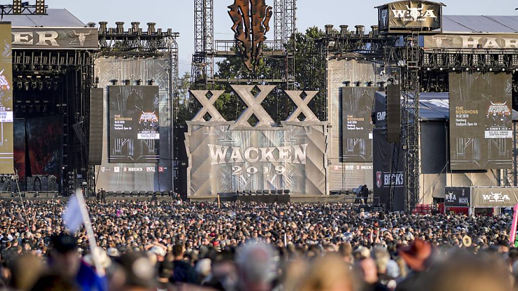 ARCHIV - Festivalteilnehmerin des WOA (Wacken Open Air) feiern vor den Bühnen. Als Ersatz für das coronabedingt in diesem Sommer abgesagte Heavy-Metal-Festival im schleswig-holsteinischen Wacken planen die Veranstalter ein Online-Event. Foto: Axel Heimken/dpa