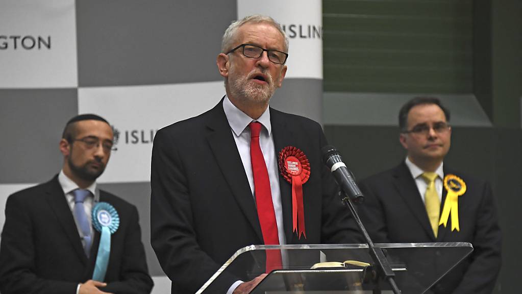 Kündigte nach der Wahlschlappe seinen Rückzug von der Spitze der britischen Sozialdemokraten an: Labour-Parteichef Jeremy Corbyn.