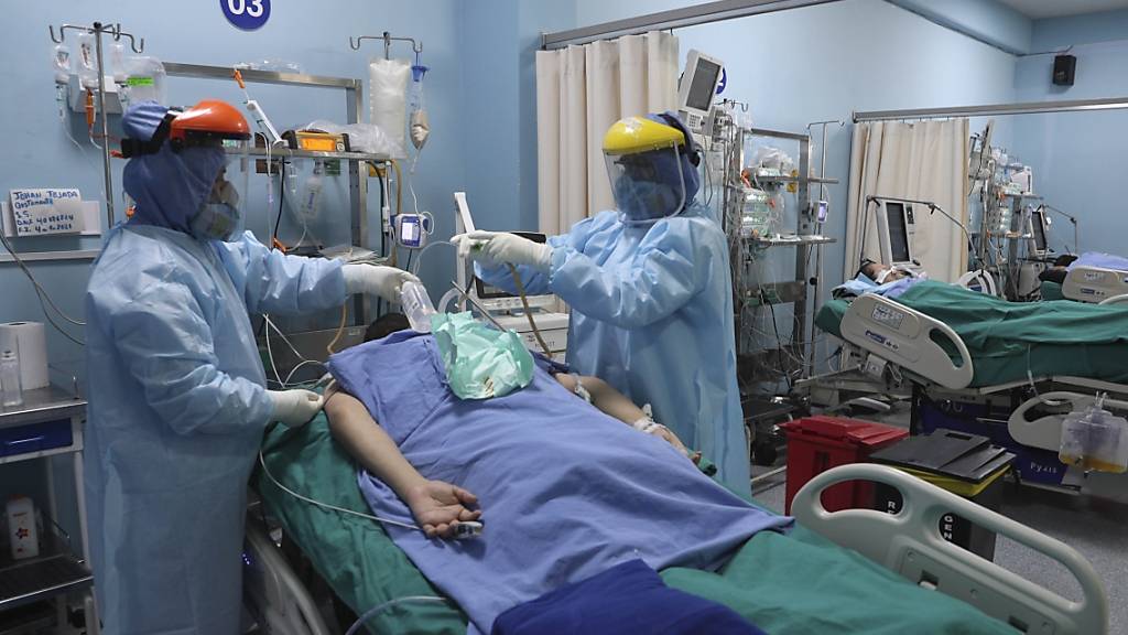 ARCHIV - Mitarbeiter des Gesundheitswesens behandeln einen Patienten auf der Intensivstation für Covid-19 in einem Krankenhaus in Callao in der Nähe von Lima. Foto: Martin Mejia/AP/dpa