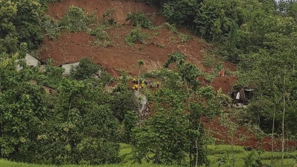 HANDOUT - Rettungskräfte suchen nach Überlebenden nach einem Erdrutsch in Ost-Java. Sintflutartige Regenfälle lösten verursachten den Erdrutsch auf der Hauptinsel Indonesiens. Foto: Uncredited/National Search and Rescue Agency/AP/dpa