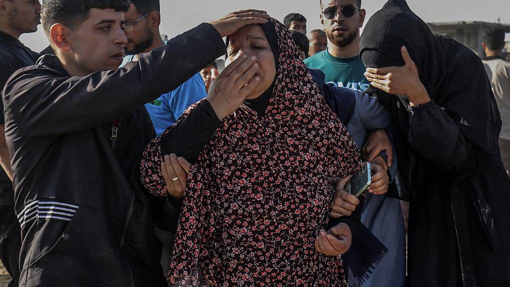 Angehörige der Familie Duheir, die bei einem israelischen Luftangriff auf ihr Haus getötet wurde, trauern in Rafah. Foto: Abed Rahim Khatib/dpa