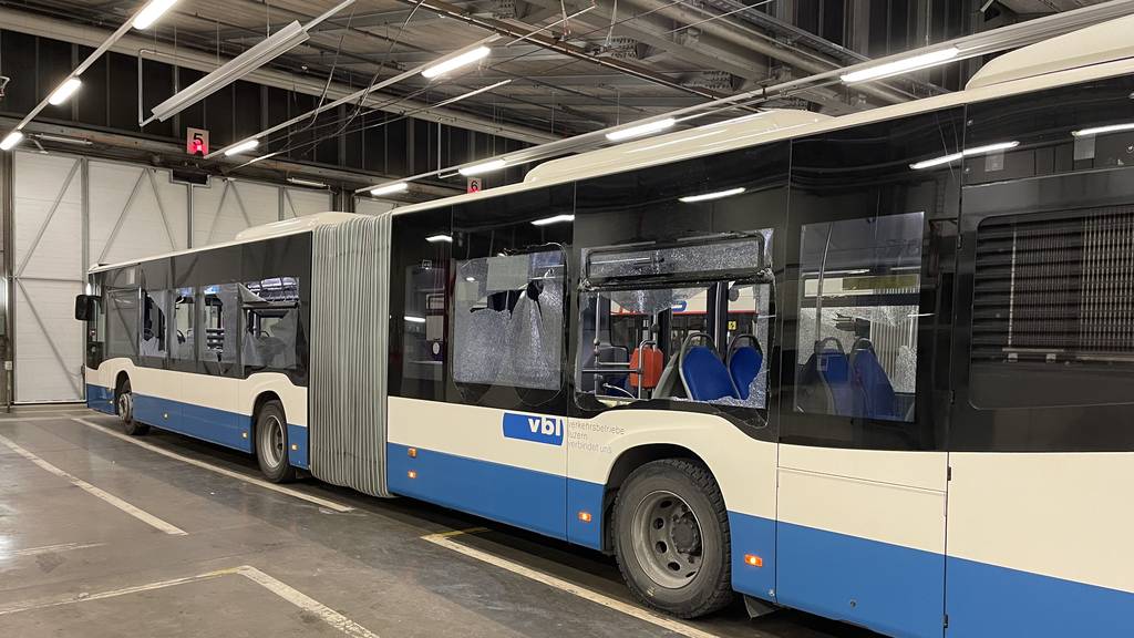 Zerstörte Busse im Depot der VBL nach der Partie zwischen dem FC Luzern und dem FC Basel. Anhänger des FC Basel begingen massive Sachbeschädigungen: Drei Busse wurden demoliert, zwei sind nicht mehr fahrfähig.