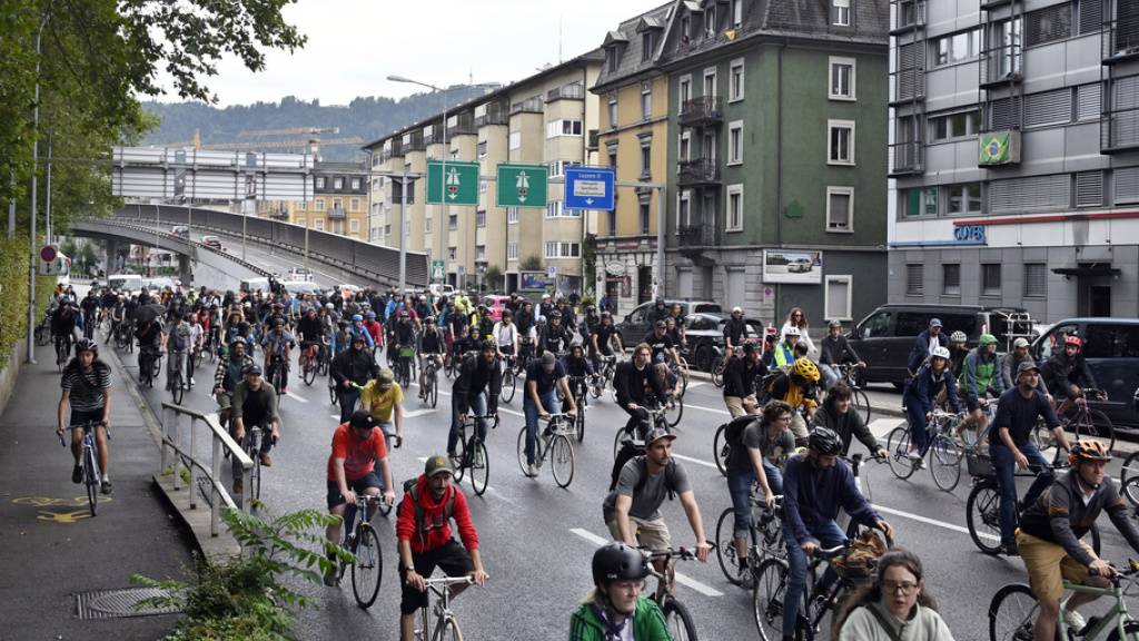 Bei der «Critical Mass» in der Stadt Zürich handelt es sich gemäss den Teilnehmenden um ein spontanes Verkehrsaufkommen; demgegenüber sprechen insbesondere die SVP und die FDP von sogenannten Velochaoten, die ein Verkehrshindernis darstellen. (Archivbild)