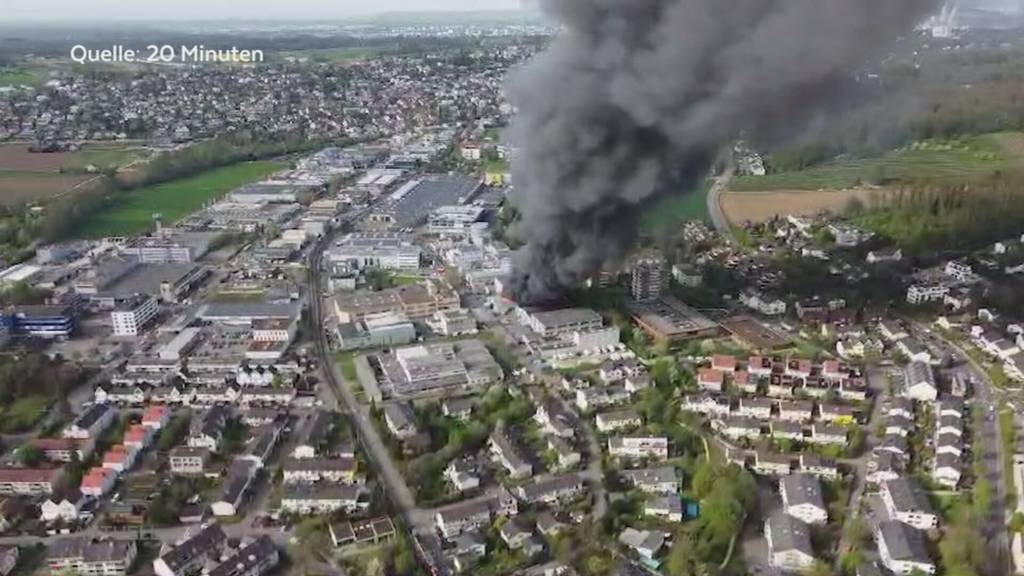 Grossbrand: In Therwil, nahe der Solothurner Grenze, steht eine Lagerhalle in Flammen