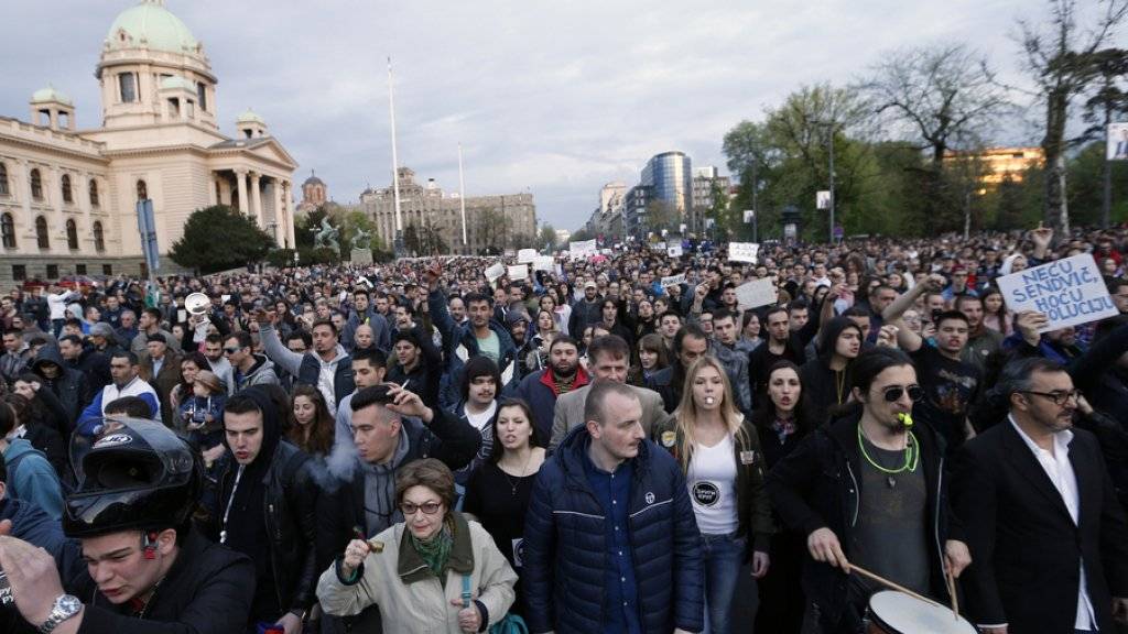 Die Demonstranten protestieren in Belgrad den zweiten Tag in Folge gegen den alles beherrschenden serbischen Spitzenpolitiker Aleksandar Vucic.