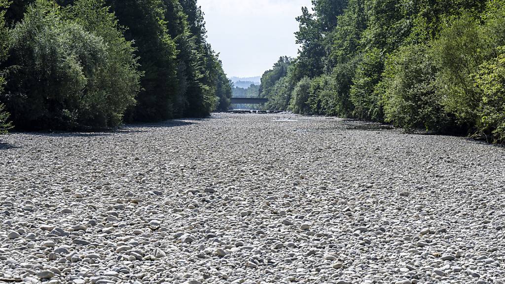Mit einer Wasserwirtschaftsplanung will der Kanton Solothurn mögliche Folgen der Trockenheit im Wasseramt und weiteren Regionen abmildern. Im Bild vom Sommer 2023 das ausgetrocknete Flussbett der Emme in Aefligen bei Kilchberg BE.