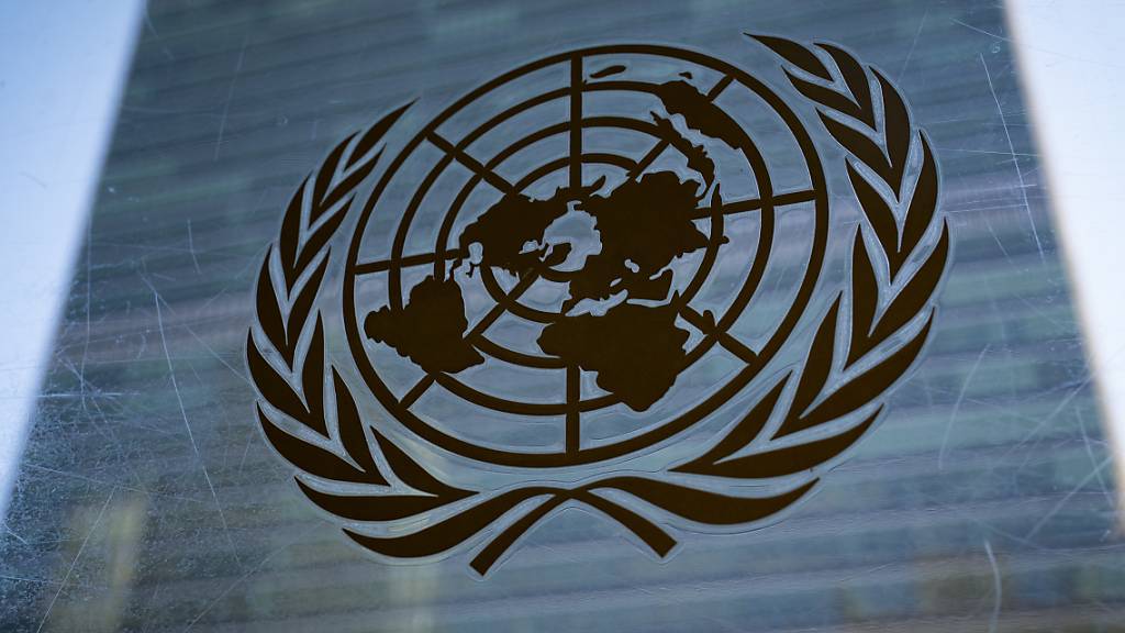 ARCHIV - Blick auf das Logo der Vereinten Nationen am UN-Hauptquartier. Foto: John Minchillo/AP/dpa