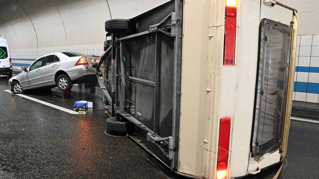 Unfall zwischen Lieferwagen und Wohnwagen – zwei Personen verletzt