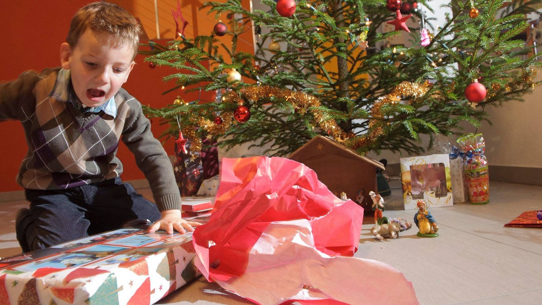 Auch Kinder dürfen sich dieses Jahr über mehr Geschenke freuen: Herr und Frau Schweizer wollen 2018 dafür so viel Geld ausgeben wie nie.