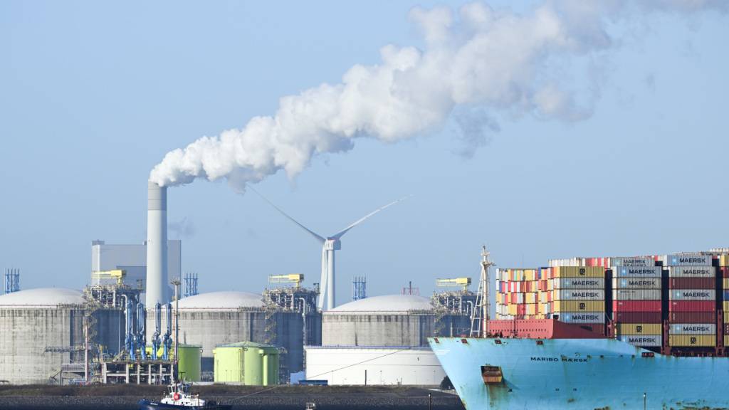 ARCHIV - Schiffe fahren vor Lagertanks im LNG-Terminal in den Hafen von Rotterdam (Archivbild). Foto: Federico Gambarini/dpa