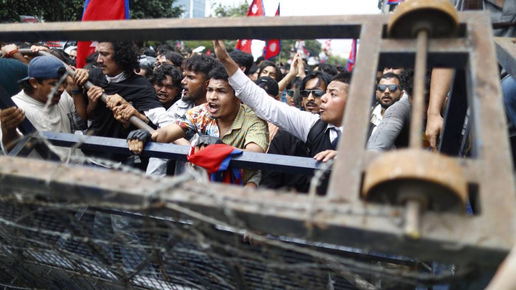 Junge Demonstrierende stossen mit der Polizei zusammen, nachdem sie Barrikaden vor dem Bundesparlament durchbrochen haben.
