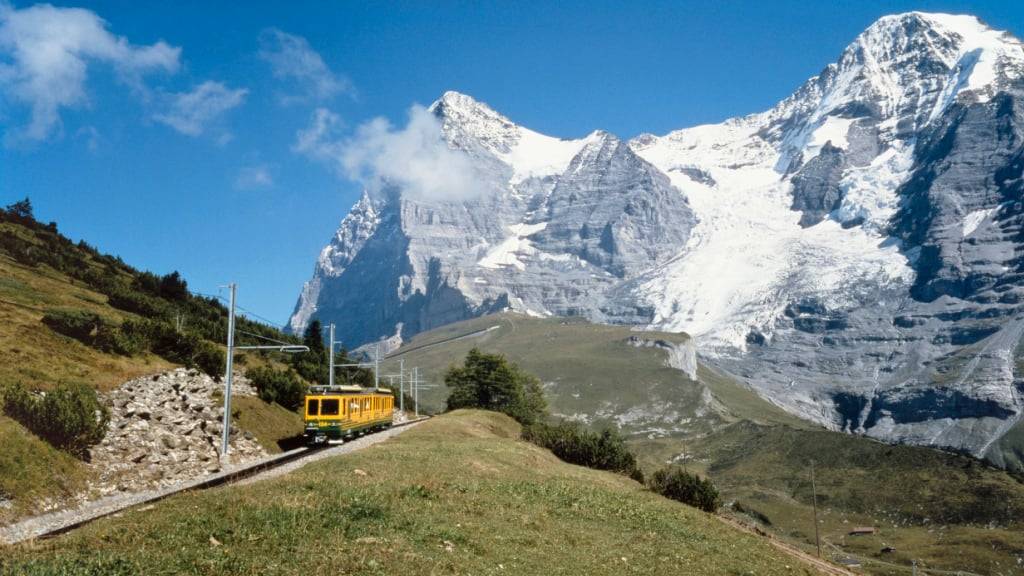 Der Eiger (links) ist einer von verschiedenen Anziehungspunkten in der Region für Wingsuit-Springer.