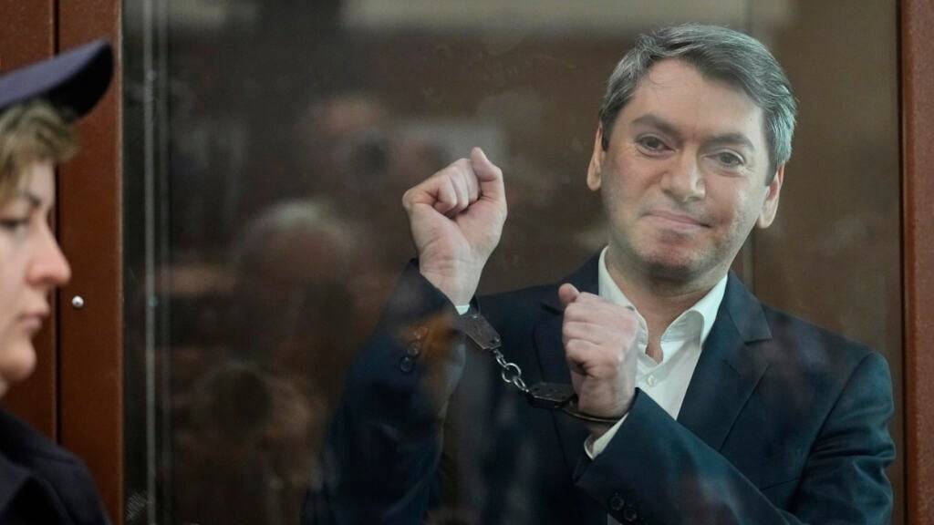 Grigory Melkonyants im Gerichtssaal vor seiner Anhörung im Bezirksgericht Basmanny in Moskau. Foto: Alexander Zemlianichenko/AP/dpa