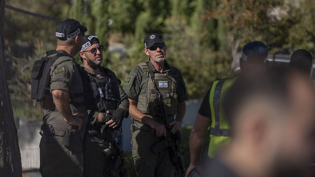 Israelische Sicherheitskräfte stehen am Ort eines Drohnenangriffs Wache. Ein Drohnenangriff der Hisbollah aus dem Libanon auf die israelische Stadt Caesarea galt nach Regierungsangaben Ministerpräsident Benjamin Netanjahu. Foto: Ilia Yefimovich/dpa