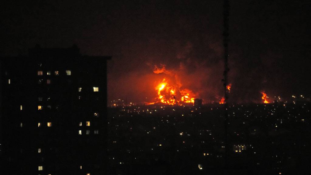 dpatopbilder - Flammen steigen aus einem Öllager südlich der Hauptstadt auf, als die Stadt während der amerikanisch-israelischen Militärkampagne getroffen wird. Foto: Vahid Salemi/AP/dpa