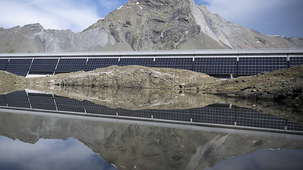 Die erste grosse alpine Solaranlage der Axpo wurde 2021 und 2022 auf der Muttsee Staumauer im Kanton Glarus erstellt. Nun soll das zweite Projekt in der Gemeinde Glarus Süd folgen. Für die Axpo wäre dies bereits die sechste alpine Solaranlage. (Archivbild)